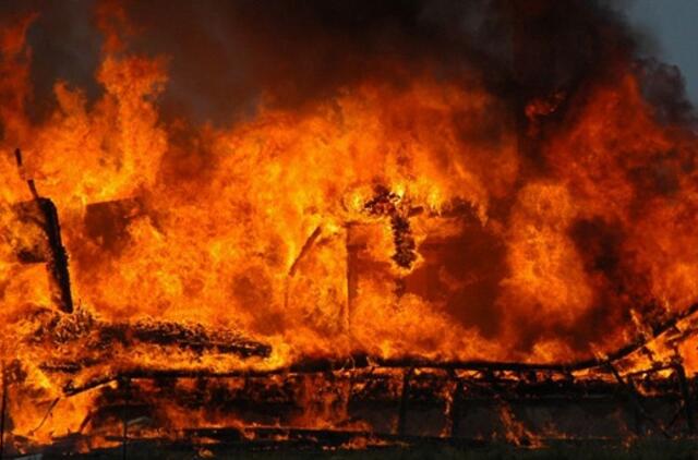 Agluonėnuose sudegė namas, įtariamas padegimas