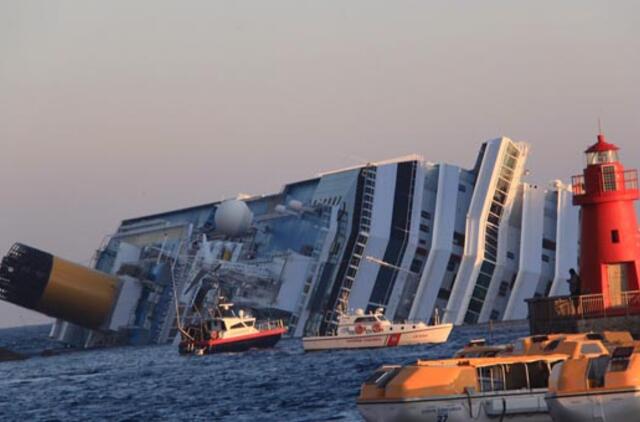 "Costa Concordia" kapitonas apkaltintas pabėgimu iš laivo