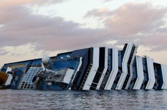 "Costa Concordia" kapitonas neigia, kad delsė pranešti apie nelaimę