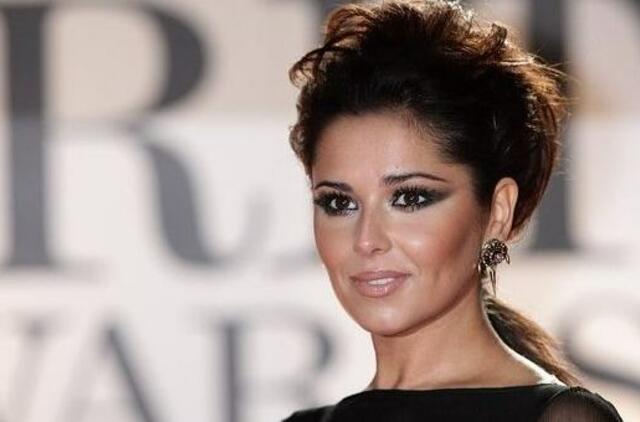 Dainininkė Cheryl Cole jėgas atgauna žiūrėdama pigias muilo operas
