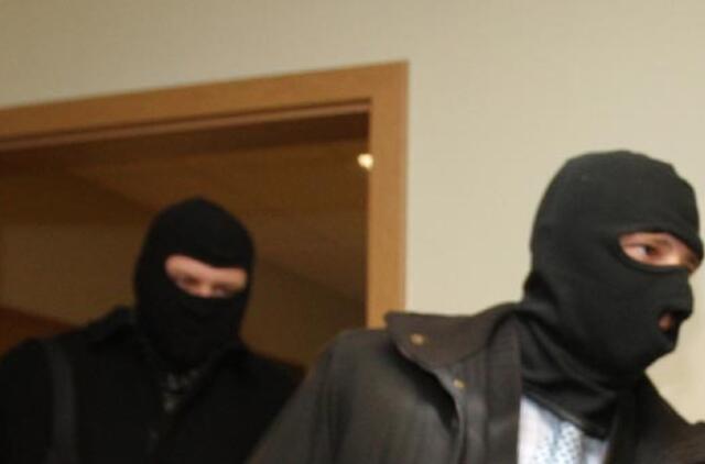 Kaukėti vyrai surišo merginą ir ją apiplėšė