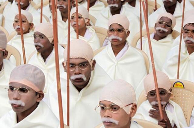 Mahatma Gandhi persirengę vaikai Indijoje pasiekė pasaulio rekordą