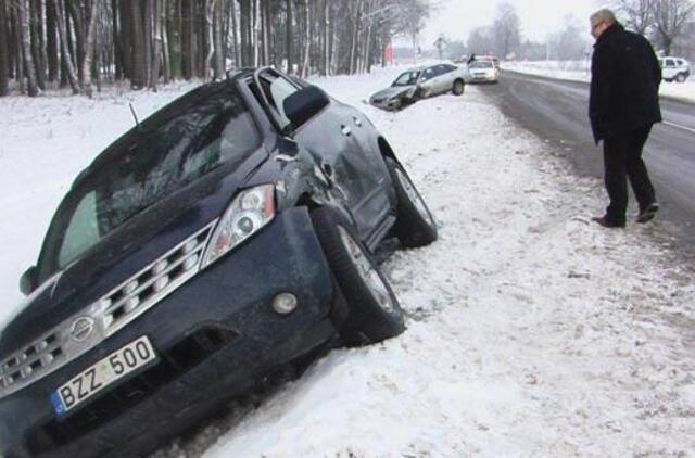 Moterų automobiliai atsidūrė griovyje