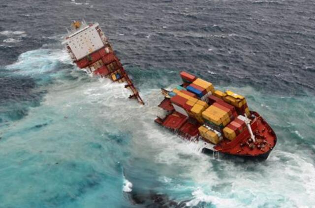 Naujojoje Zelandijoje ant rifo užplaukęs laivas lūžo pusiau