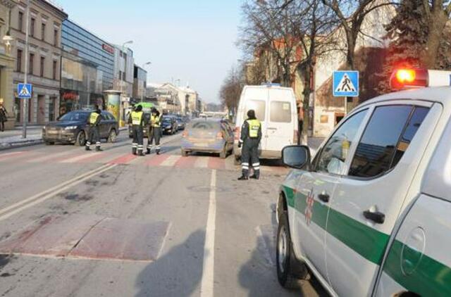 Pėsčiųjų perėjoje partrenkta moteris ir mergaitė