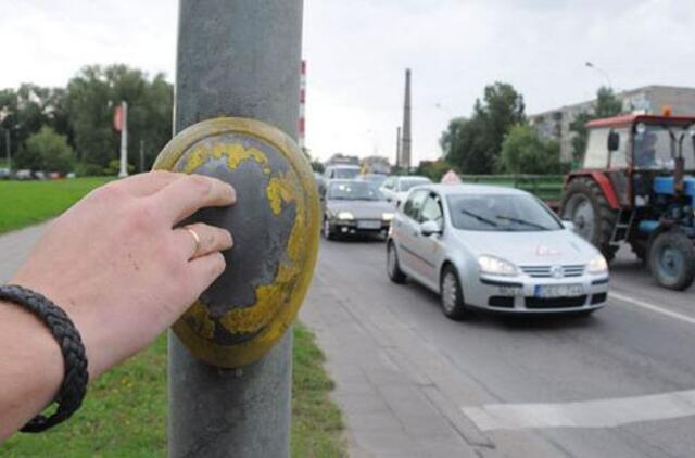 Pėstiesiems leisti valdyti šviesoforų neskubama