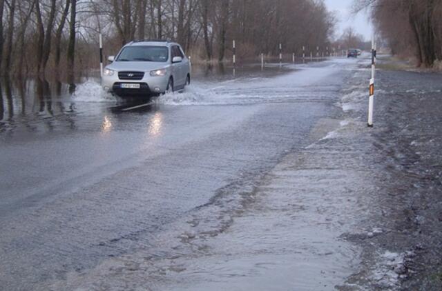 Rajoniniai keliai vietomis slidūs tik rytinėje šalies dalyje