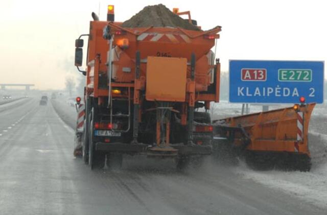 Šalies kelių dangos daug kur padengtos sniego sluoksniu