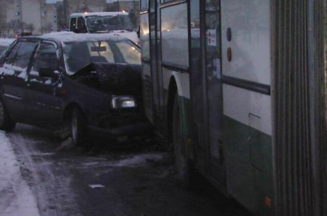 Slidžia gatve važiavo per arti autobuso