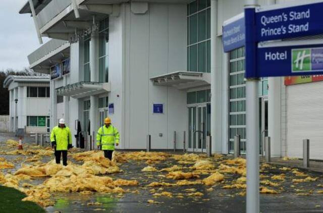 Smarki audra Didžiojoje Britanijoje nusinešė dviejų žmonių gyvybes