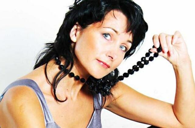 Viena ranka įsikibus į dangų