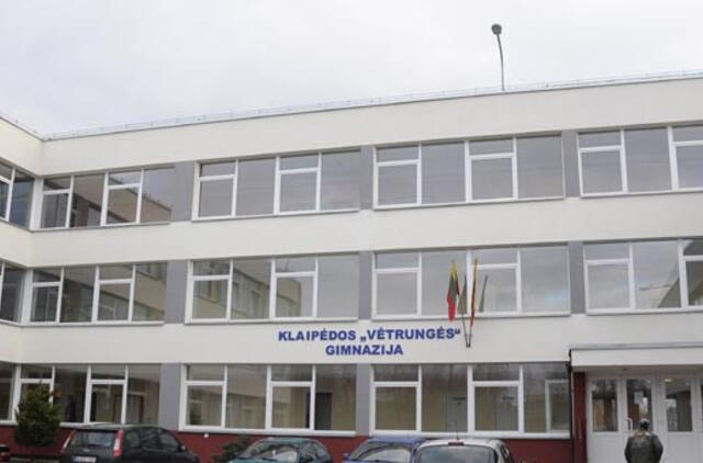 Apšaudyti "Vėtrungės" gimnazijos langai