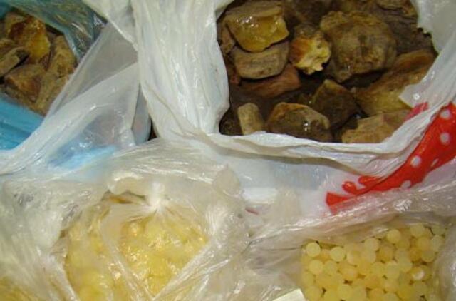 Automobilio bake klaipėdietis vežė gintarą