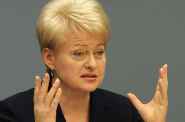 Dalia Grybauskaitė galvas kapoja telefonu