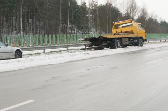 Daug kur keliai padengti plikledžiu