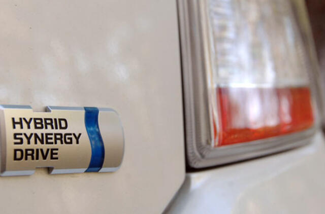 Hibridiniai automobiliai: lietuvių norus nustelbia kaina