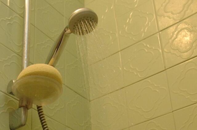 Iš karšto vandens krano bėga šaltas vanduo, net nusimaudyti neįmanoma