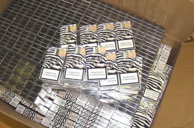 Kartu su cigarečių gabentojais nuteistas ir pareigūnas