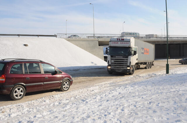 Klaipėdos gatvės: vilkikas neužkopė ant viaduko