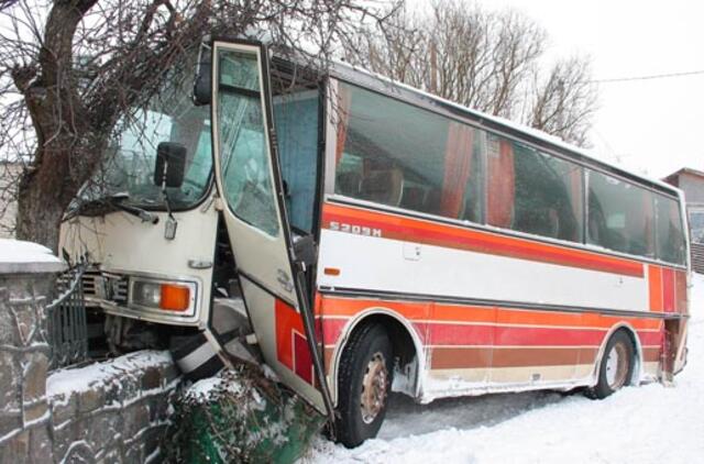 Kretingoje autobusas įvažiavo į namo tvorą