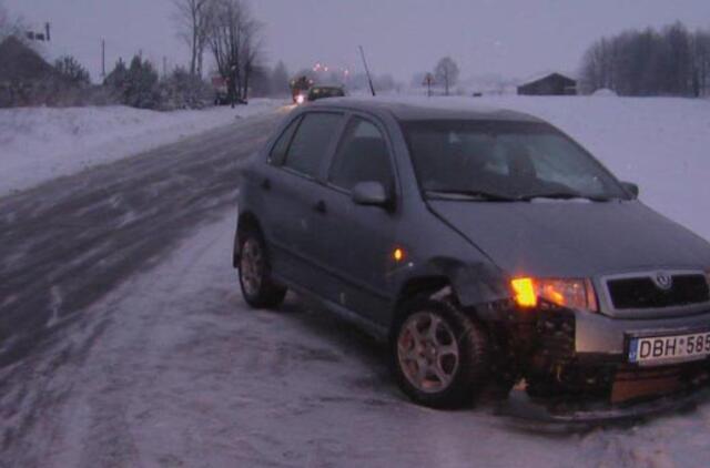 Neblaivi moteris vairavo prieš eismą