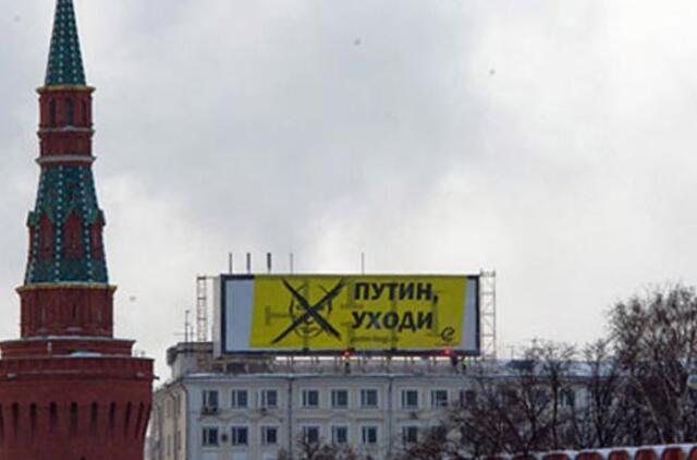 Priešais Kremlių - plakatas su užrašu "Putinai, išeik"