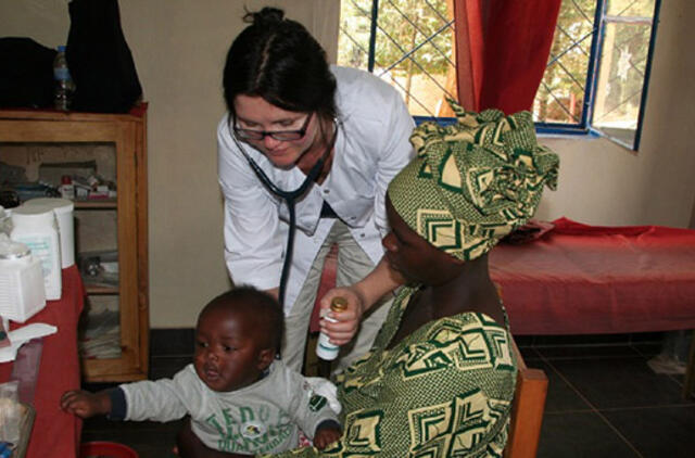 Savanorė gydytoja iš Kauno Afrikoje gydo vaikus ir moteris