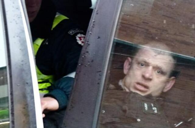 Siautėjusį vyriškį tramdė du policijos ekipažai