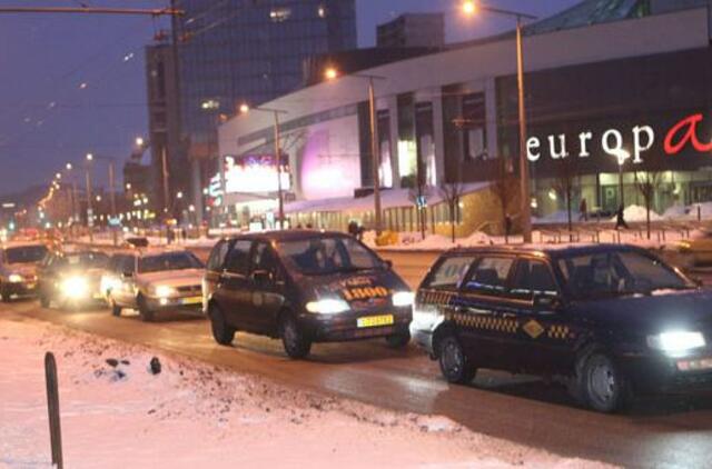 Streikuojantys taksistai Vilniuje kelia spūstis