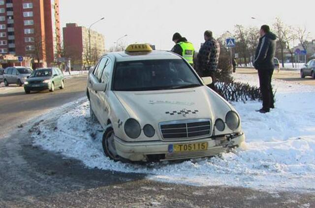 Susidūrimo išsigandęs taksistas nuvertė kelio ženklą