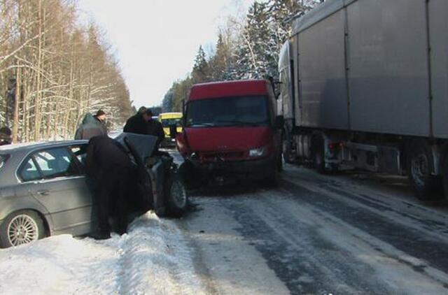 Vengdamas vienos kliūties BMW trenkėsi į kitą