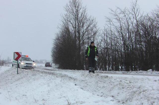 Žemaitijoje eismo sąlygas sunkina sniegas