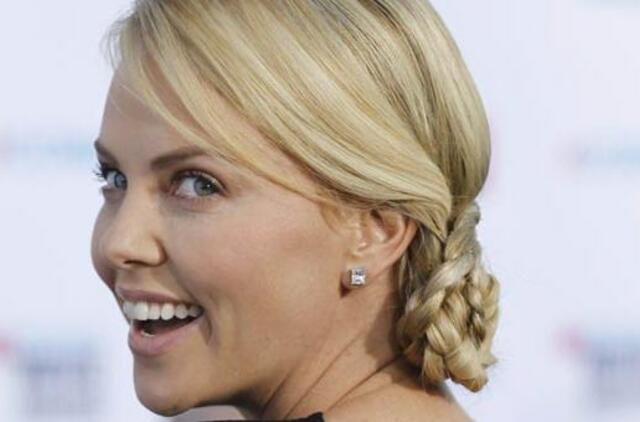 Charlize Theron: "Moteris turi suderinti jausmingumą, eleganciją ir pasitikėjimą savimi"