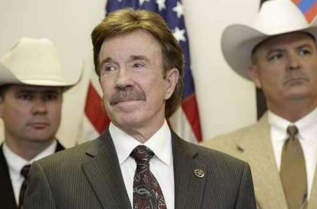 Chukas Norrisas neliko abejingas būsimų Amerikos prezidento rinkimų reklamos kampanijai