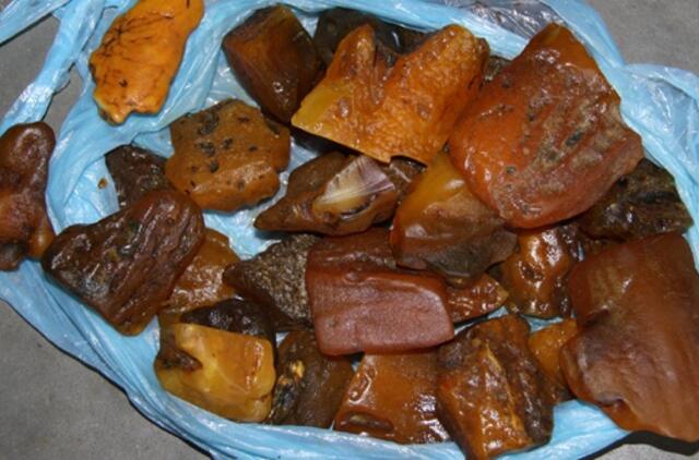 Juodkrantiškis per sieną vežė 41 kg gintaro