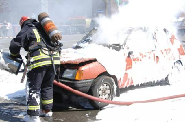 Jurbarke liepsnojo automobilis