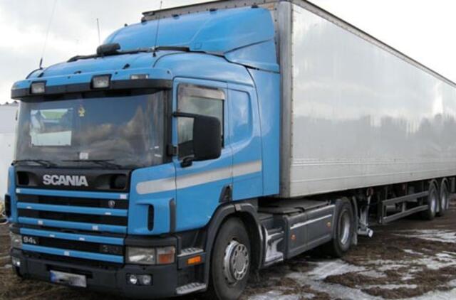 Kauno policija sulaikė vilkiką su Vokietijoje pavogtais prabangiais automobiliais (video)