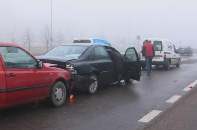 Nepatyręs vairuotojas "surinko" kelis automobilius