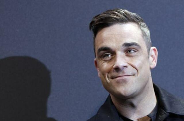 Robbie Williamsas pasipiktinęs jį nufotografavusio paparacio elgesiu