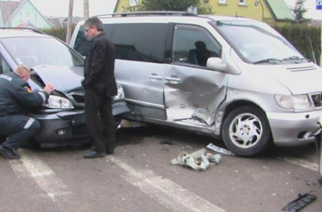 Skolintu mikroautobusu sudaužė naują pirkinį