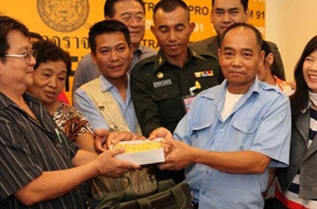 Tailande taksistas grąžino rastas brangenybes, kainuojančias beveik pusę milijono dolerių