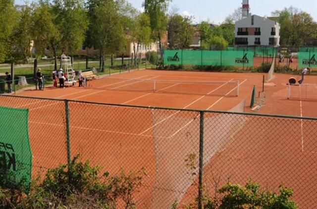 Teniso kortus parke apsups viešbučiai