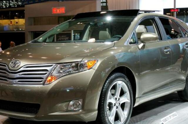 "Toyota" atšaukia beveik 700 tūkst. automobilių