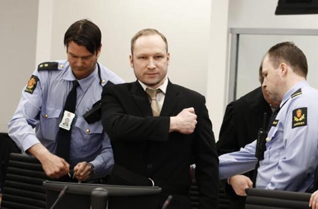Andersas Beringas Breivikas teisme nepripažįsta savo kaltės
