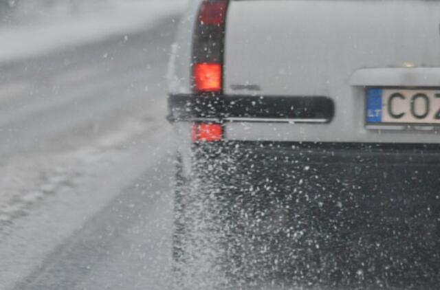 Dėl smarkaus sniego sudėtingos eismo sąlygos Telšių apskrityje