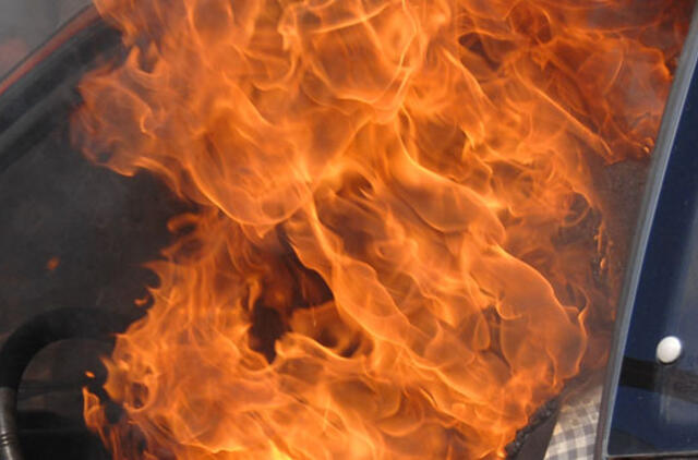 Įstrigęs automobilyje sudegė žmogus