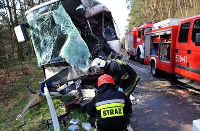 Lenkijoje susidūrė autobusas, sunkvežimis ir keleivinė mašina