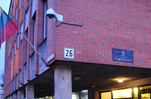 Neiškabinusiesiems vėliavų - simbolinės baudos