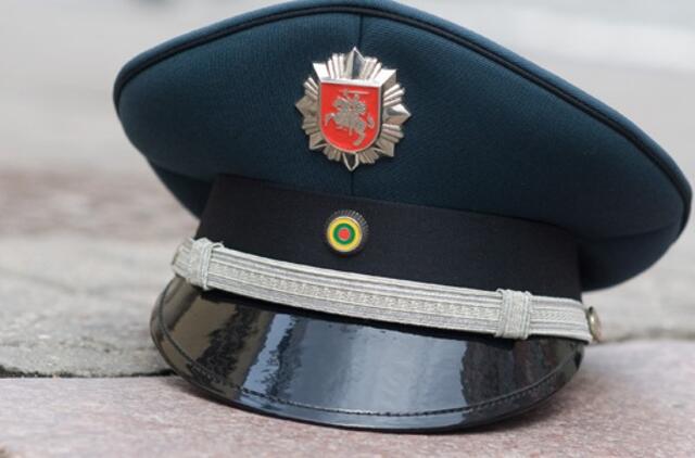 sumušė policijos pareigūną