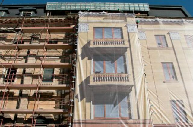 Puošiamas "Viktorijos" viešbučio fasadas